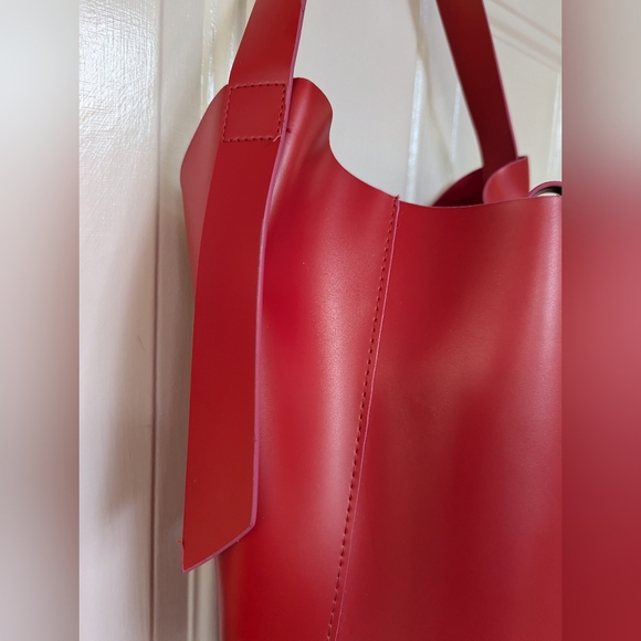 Elizabeth Arden bright red bucket bag PVC vegan shiny tote - Picture 6 of 9